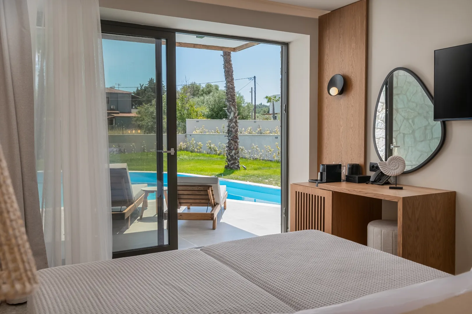 Anna Island-Swim up luxury room